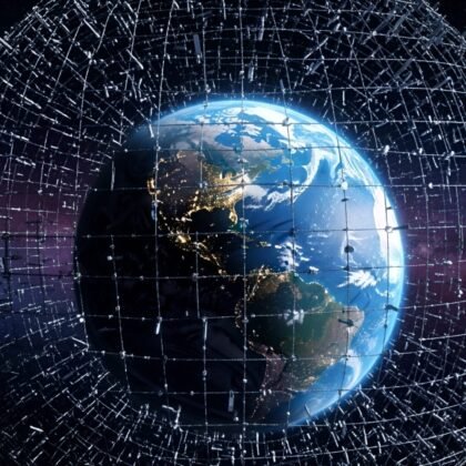 Quels sont les coûts cachés — scientifiques, environnementaux et géopolitiques — de cette colonisation privée de l’orbite basse ? Une entreprise privée peut-elle, de fait, opérer à une privatisation du ciel ?